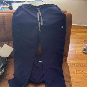 Scrub figs pants size 4